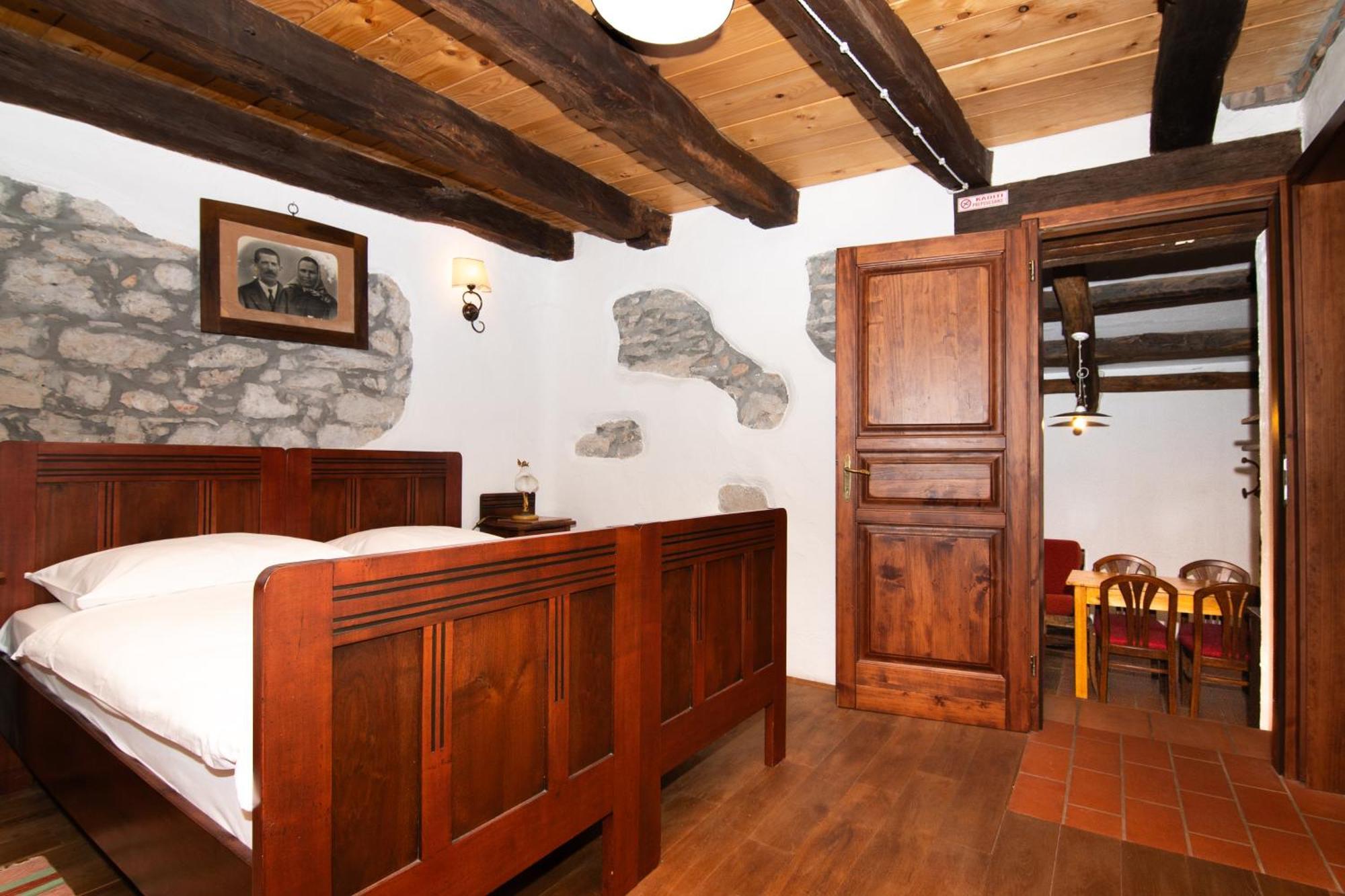 Apartments Valentinus 1800 Sezana Exterior photo