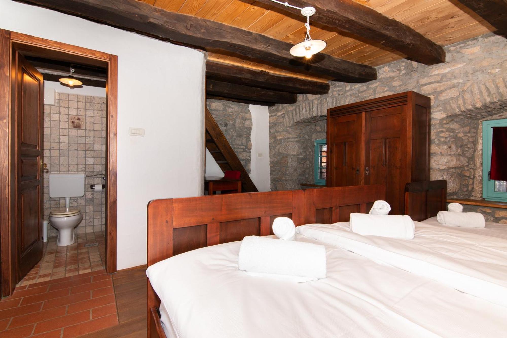 Apartments Valentinus 1800 Sezana Exterior photo