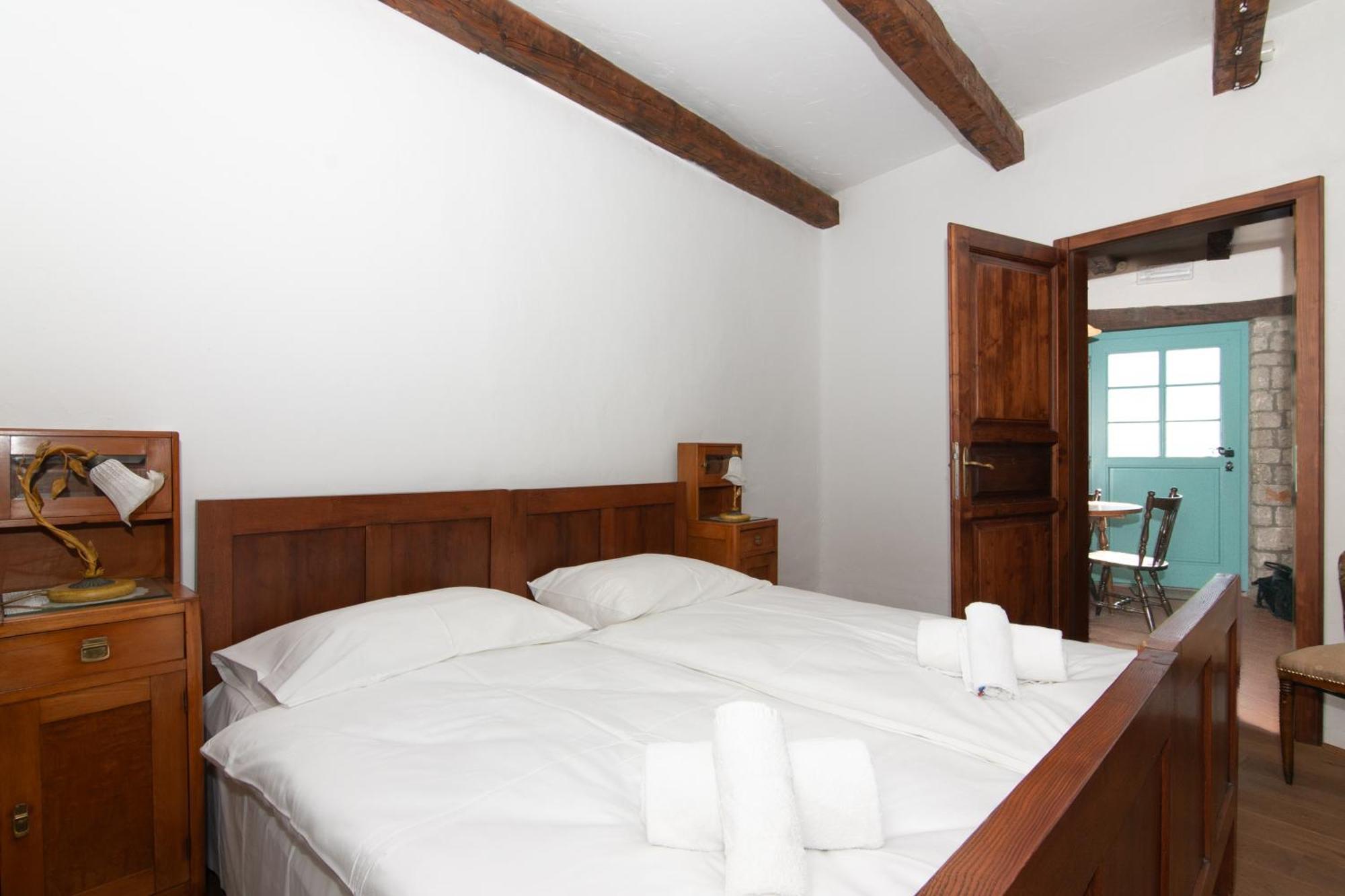 Apartments Valentinus 1800 Sezana Exterior photo