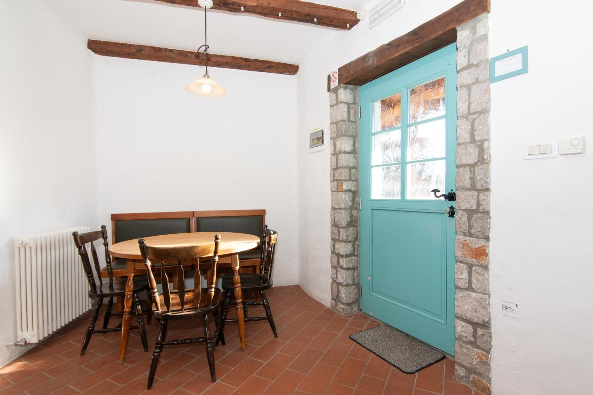 Apartments Valentinus 1800 Sezana Exterior photo